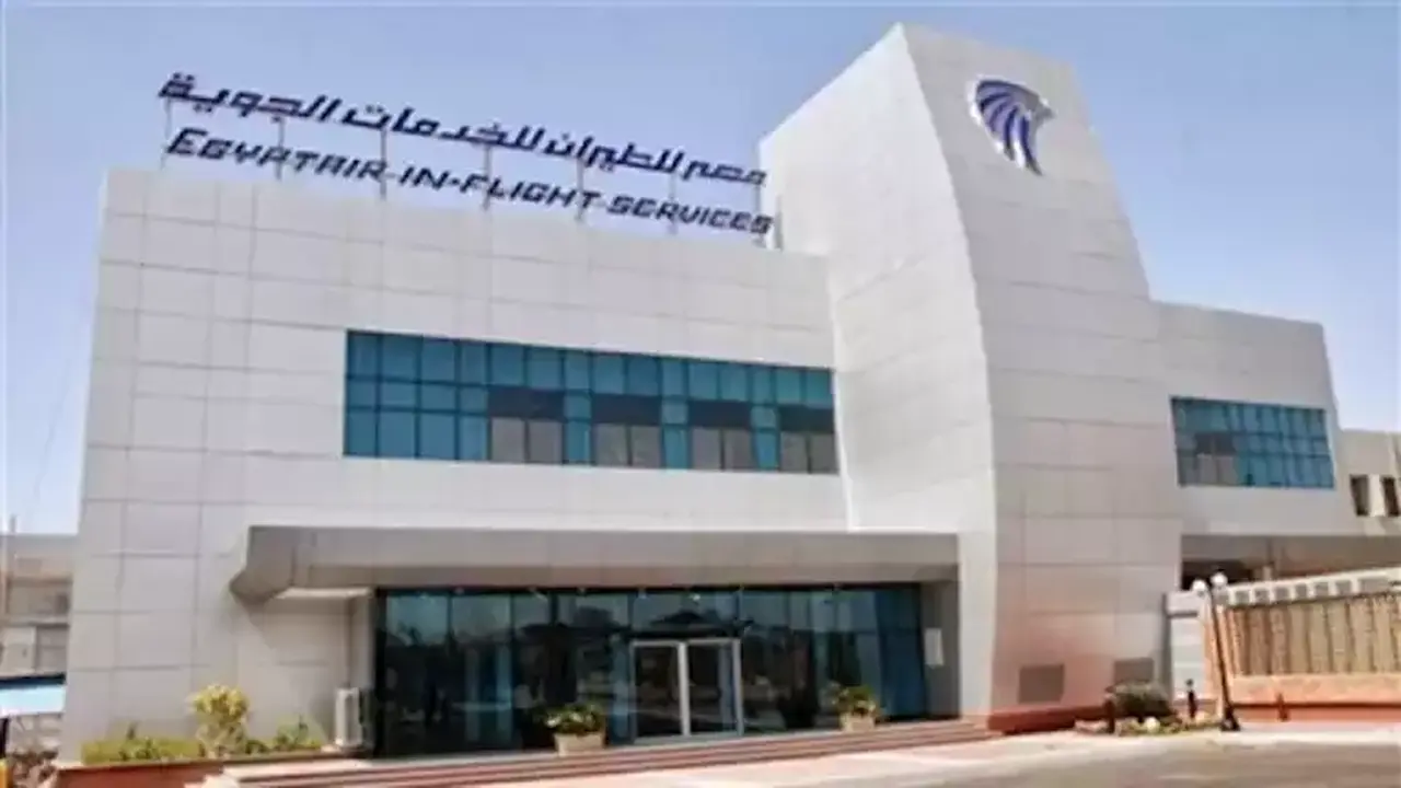 مصر للطيران تعلن بدء تحقيق بشأن شكوى راكبة أثارت جدلًا واسعًا